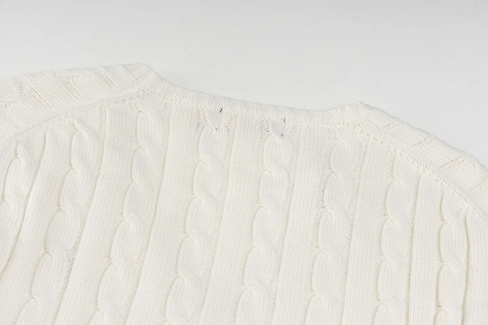 P210 #R90 RALPH LAUREN Thirteen colors of Ralph Lauren classic small label embroidery V-neck pullover cable cardigan sweater women's top, high-density LOGO embroidery on the chest, original customization of tag accessories. Made of pure cotton yarn, pure cotton is skin-friendly and comfortable, small label war horse embroidered twist button V-neck sweater🐎High quality, follow the blogger to learn how to wear it! Let’s buy a Ralph Lauren cable sweater. It’s a super hard-to-find series after it became popular. It’s hard to find one on the official website. It’s simple and practical to wear, with a lazy and loose feel. The thickened fabric has more texture, feels soft and delicate, and has a loose fit. Whether worn alone or layered, you can wear different styles of fashion with just one piece!   Size： Sleeve length: 60/61/62/63